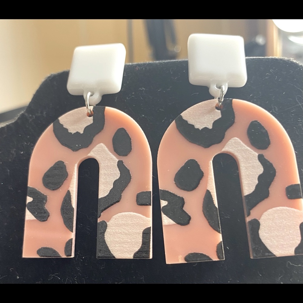 Hottest 🔥 TREND In Accessories 🔥 Animal Print “U” & PINK 💖